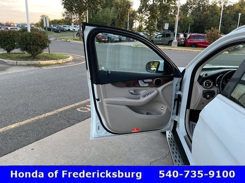 Used 2018 Mercedes-Benz GLC 300 4MATIC image 18