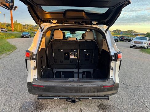 Used 2022 Toyota Sienna XLE FWD image 17