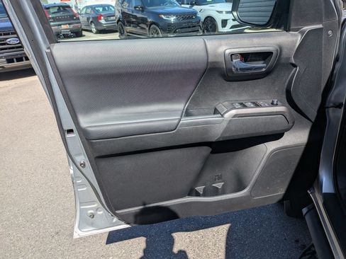 Used 2022 Toyota Tacoma TRD Sport w/ Technology Package AWD/4WD image 12
