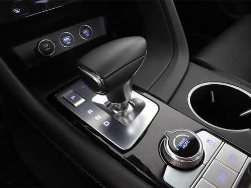 Used 2025 Genesis G70 2.5T image 21