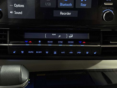 Used 2023 Toyota Sienna Limited w/ Protection Package (TMS) image 23