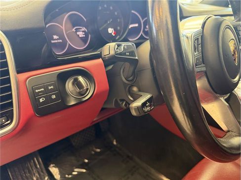 Used 2022 Porsche Cayenne E-Hybrid w/ Premium Plus Package image 22