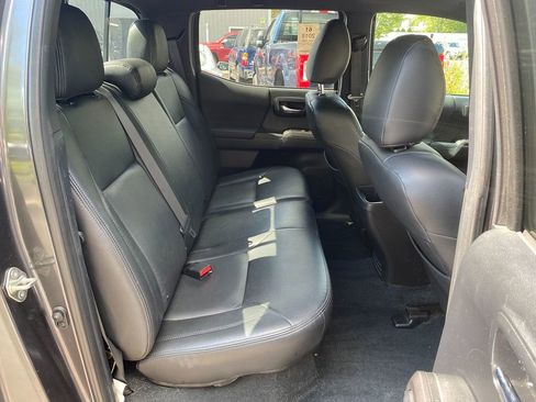 Used 2018 Toyota Tacoma TRD Off-Road w/ Technology Package image 27