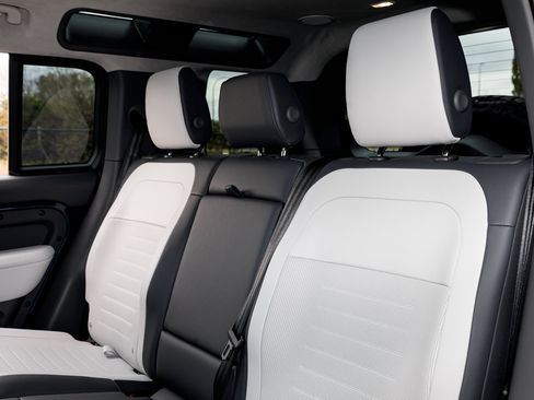 Used 2026 Land Rover Defender 110 OCTA image 33