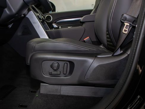 Certified 2025 Land Rover Discovery Metropolitan Edition image 15