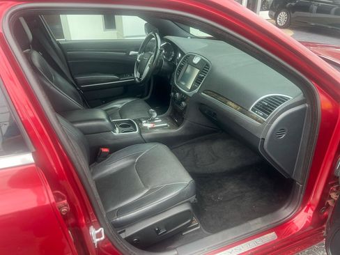 Used 2014 Chrysler 300 C RWD image 9