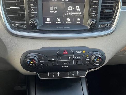 Used 2017 Kia Sorento LX w/ LX Convenience Package image 16
