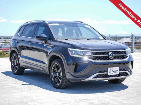 Used 2023 Volkswagen Taos SE w/ Panoramic Sunroof Package AWD/4WD image 3