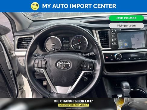 Used 2019 Toyota Highlander XLE AWD/4WD image 9