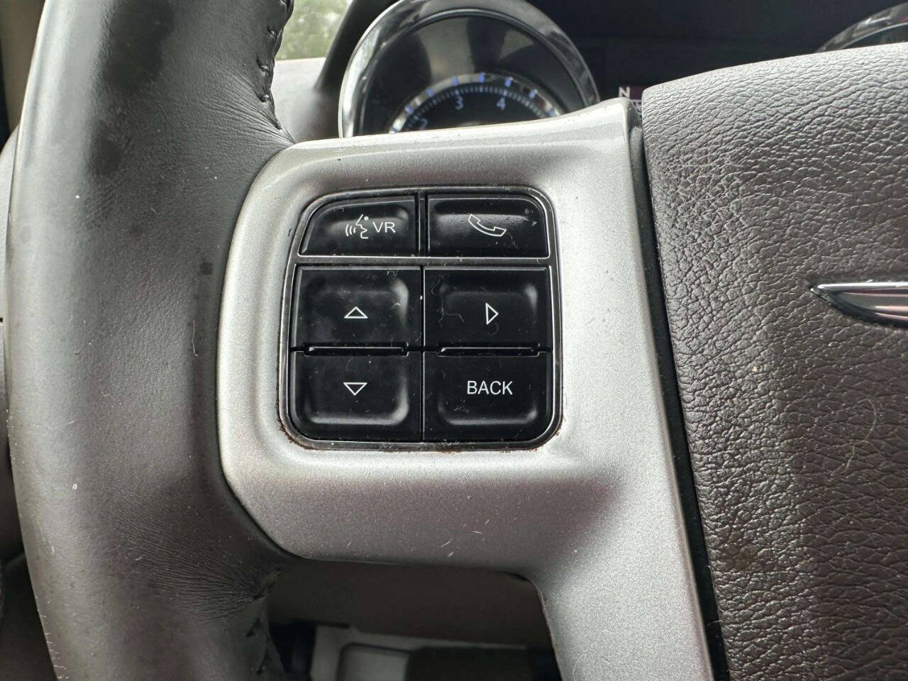 Used 2014 Chrysler Town & Country Touring FWD image 28