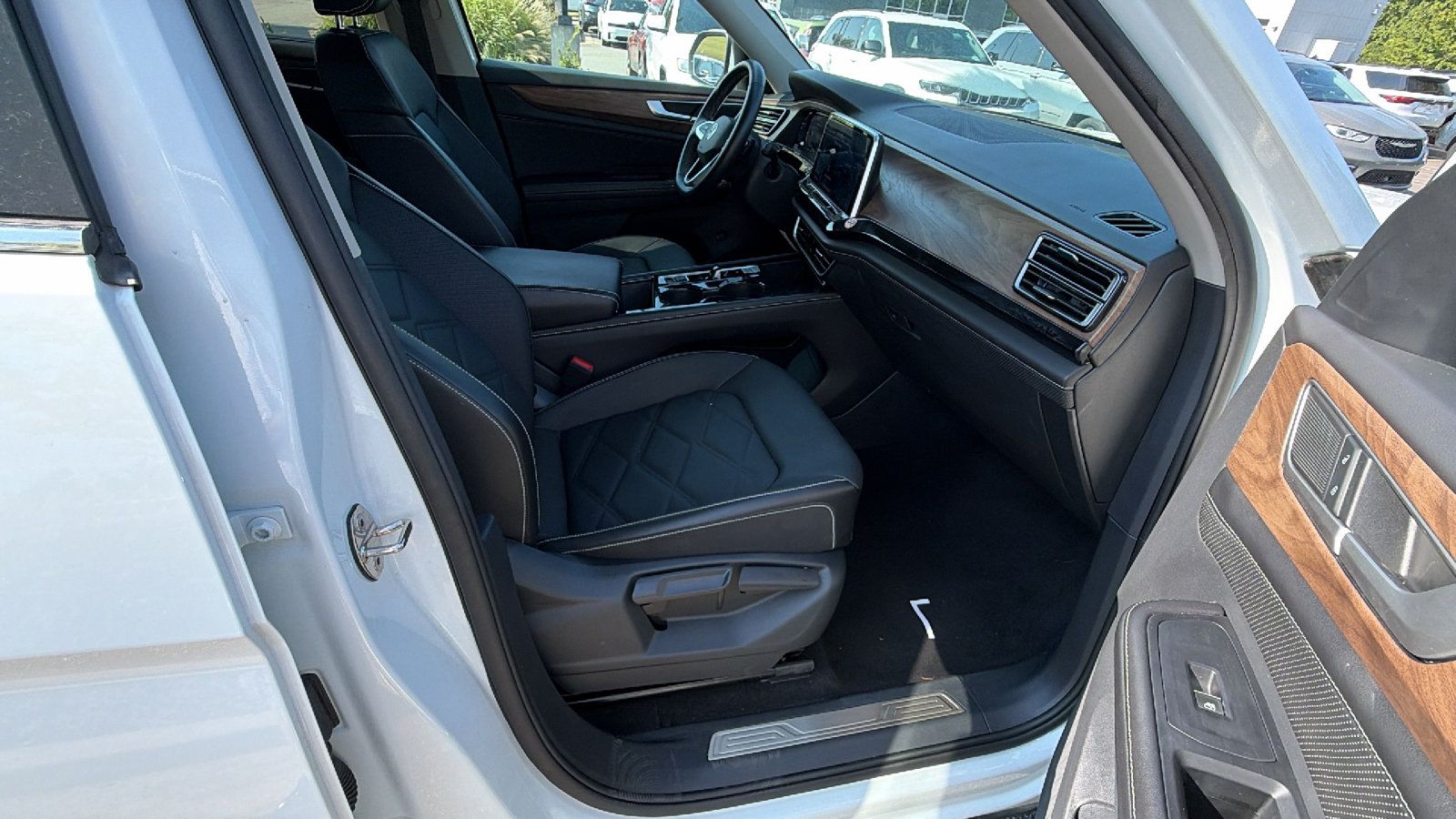 Used 2025 Volkswagen Atlas SE FWD image 19