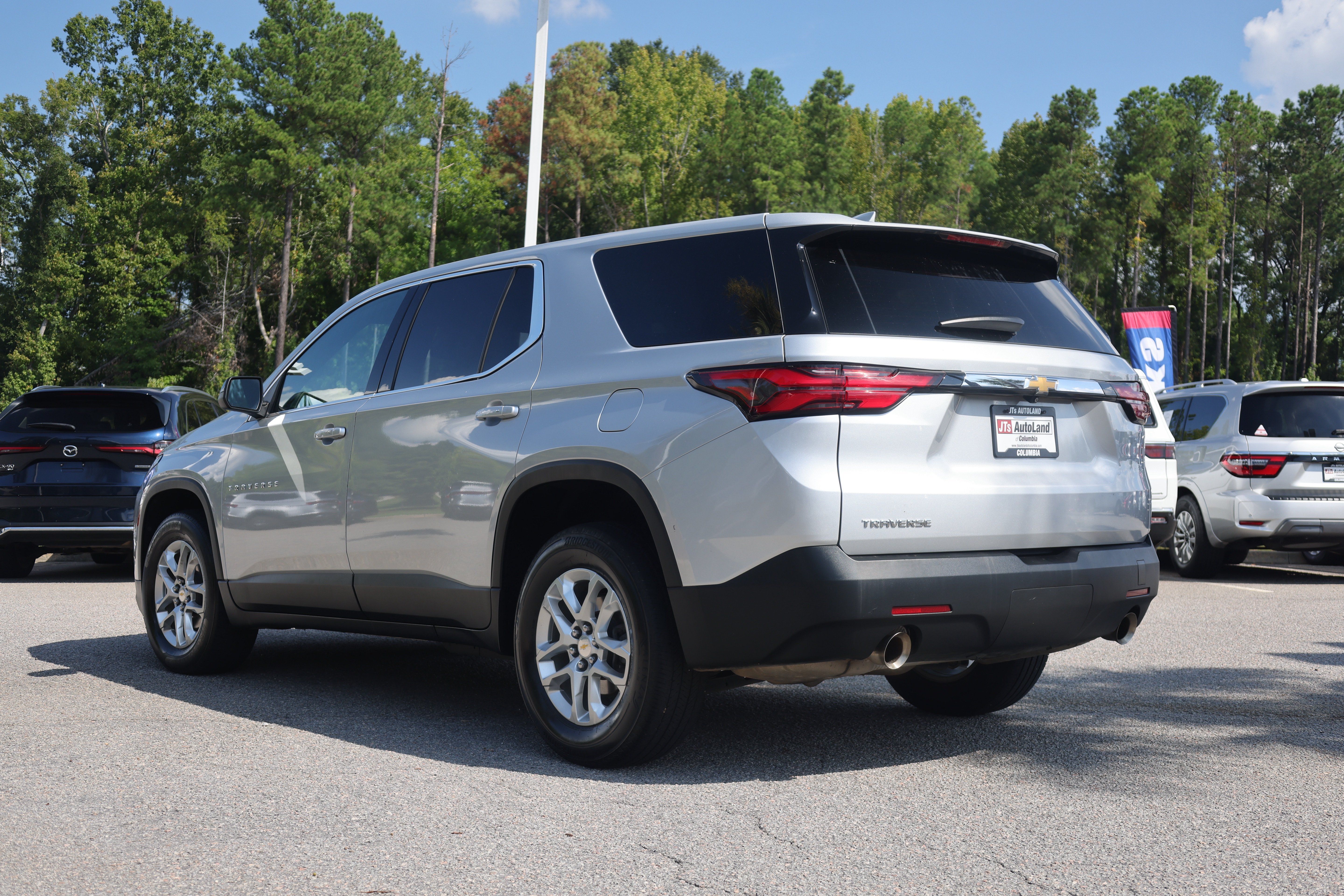 Used 2022 Chevrolet Traverse LS FWD image 3