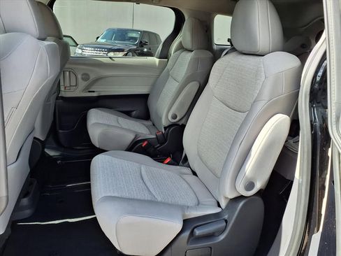 Used 2023 Toyota Sienna LE FWD image 11