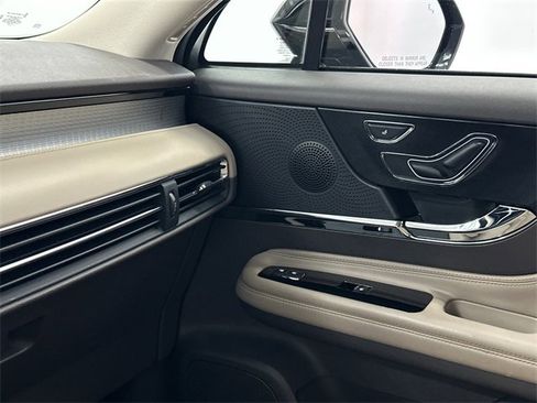 Used 2023 Lincoln Corsair AWD image 31