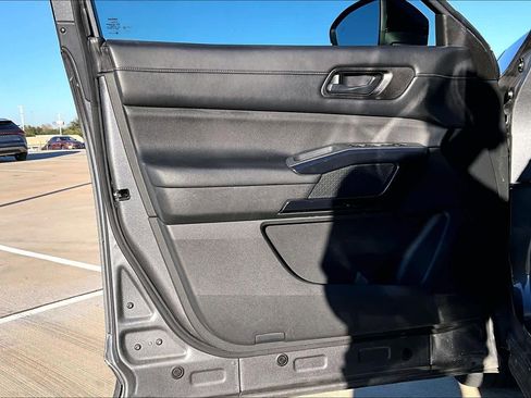 Used 2023 Nissan Pathfinder S image 20