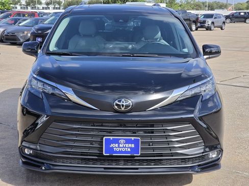 Used 2026 Toyota Sienna XLE FWD image 3