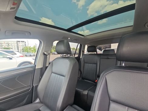 Used 2022 Volkswagen Tiguan SE w/ Panoramic Sunroof Package AWD/4WD image 8