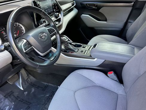 Used 2022 Toyota Highlander LE AWD/4WD image 11
