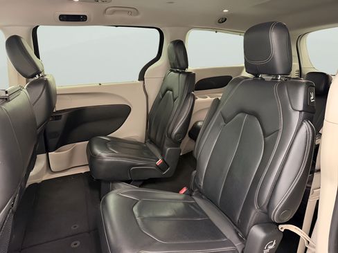 Used 2022 Chrysler Pacifica Touring-L FWD image 12