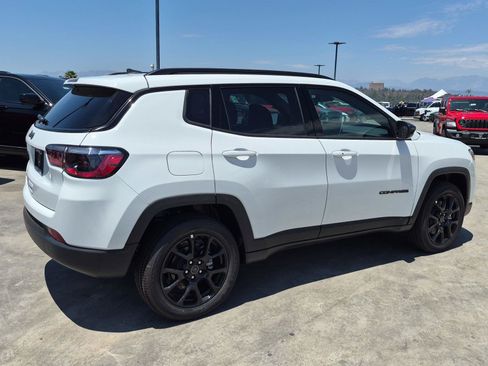 Used 2026 Jeep Compass Latitude AWD/4WD image 6