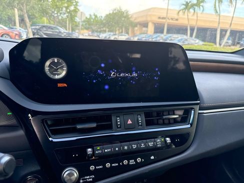 Used 2025 Lexus ES 350 w/ Premium Package FWD image 10