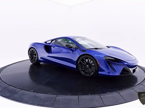 Used 2025 McLaren Artura RWD image 19