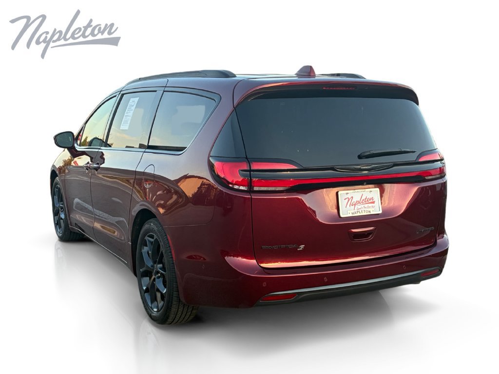 Used 2022 Chrysler Pacifica Limited w/ Uconnect Theater Family Group FWD image 3