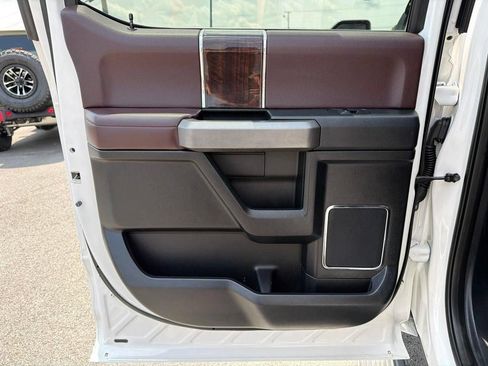 Used 2017 Ford F150 Platinum w/ Equipment Group 701A Luxury AWD/4WD image 16