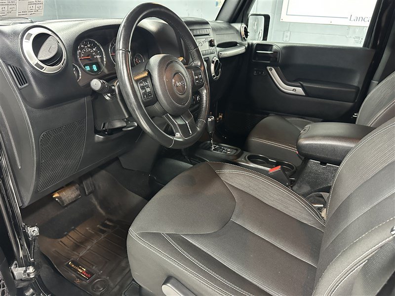 Used 2018 Jeep Wrangler Sahara w/ Connectivity Group AWD/4WD image 2
