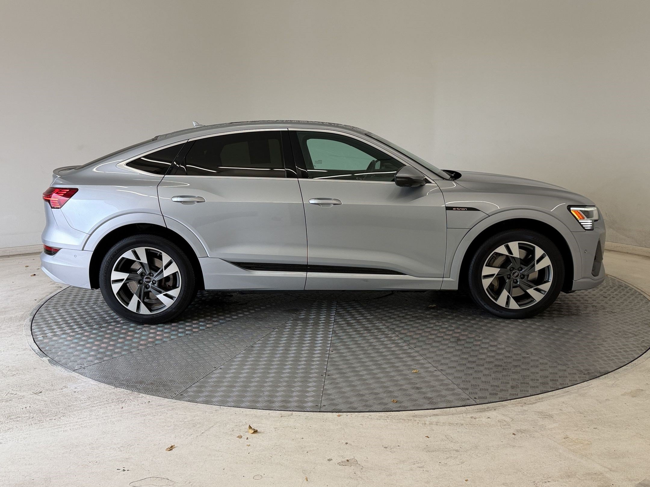 Used 2023 Audi e-tron Premium Plus w/ Premium Plus Package AWD/4WD image 8