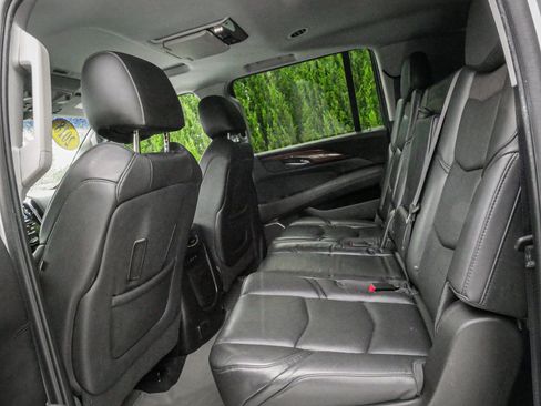 Used 2018 Cadillac Escalade ESV Luxury RWD image 32