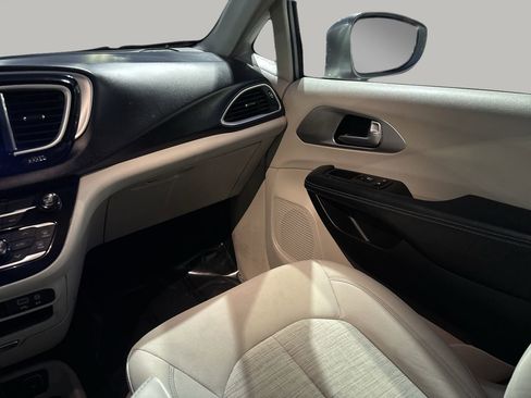 Used 2017 Chrysler Pacifica Touring Plus image 10