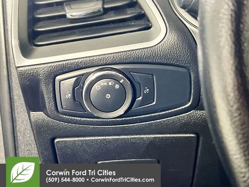 Used 2016 Ford Edge SE image 18