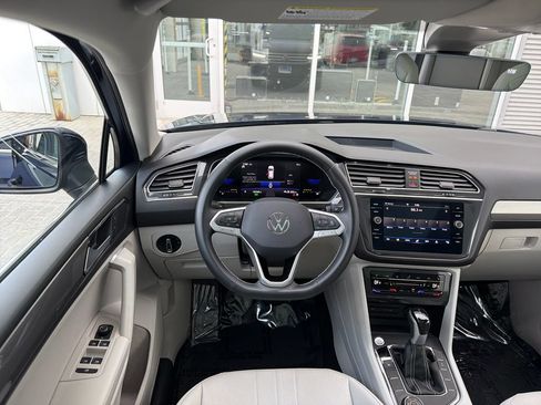 Certified 2024 Volkswagen Tiguan SE w/ Panoramic Sunroof Package AWD/4WD image 16