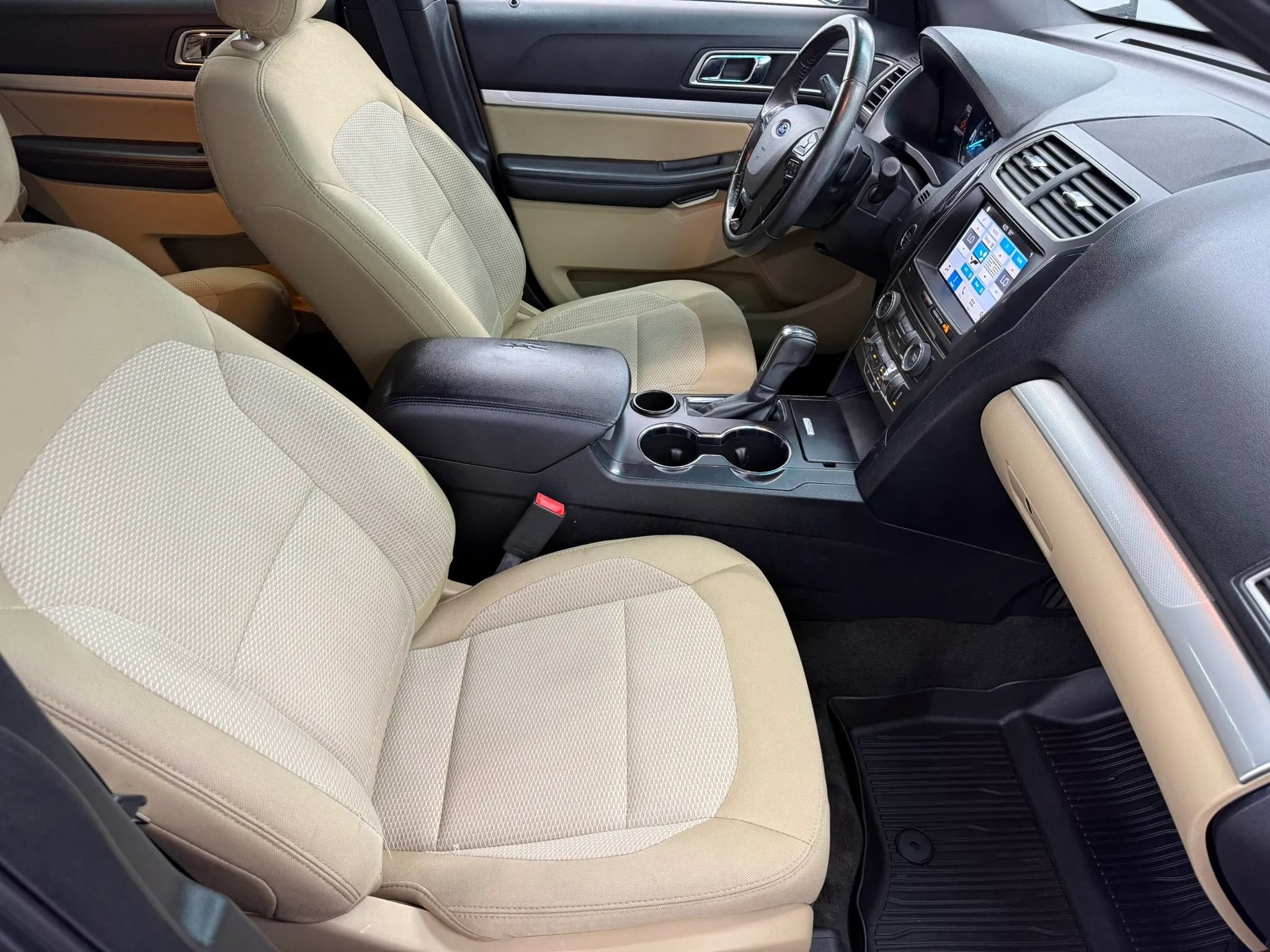 Used 2017 Ford Explorer XLT w/ Equipment Group 201A FWD image 10