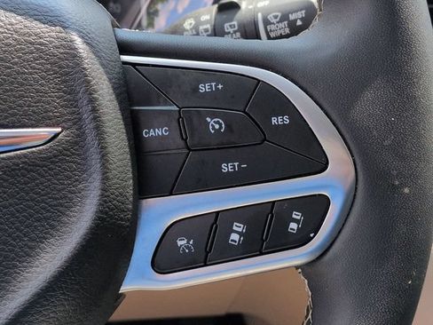 Used 2024 Chrysler Pacifica Touring-L FWD image 31