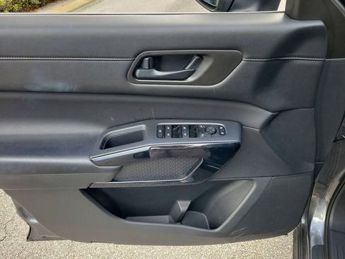 Used 2025 Nissan Pathfinder SV AWD/4WD image 14