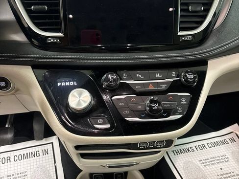 Used 2021 Chrysler Pacifica Touring-L FWD image 12