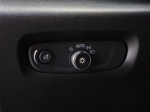 Used 2023 Chevrolet Traverse LT image 11