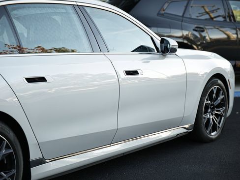 Used 2025 BMW i7 eDrive50 w/ Premium Package image 8