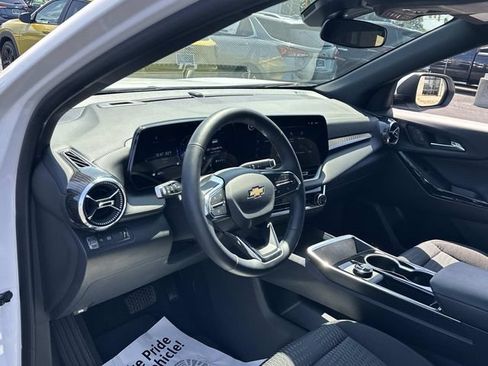 Used 2026 Chevrolet Equinox LT FWD image 9