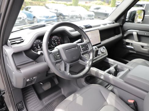 Used 2025 Land Rover Defender 130 X-Dynamic SE AWD/4WD image 18