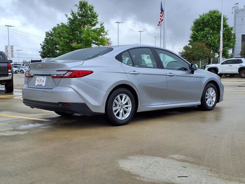 Used 2025 Toyota Camry LE FWD image 5