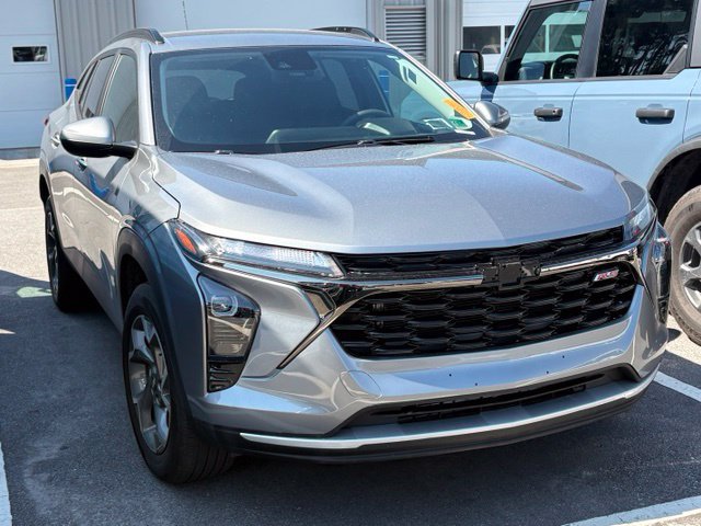 Used 2025 Chevrolet Trax LT FWD image 7