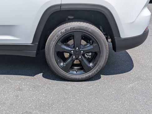 New 2025 Jeep Grand Cherokee Altitude image 9