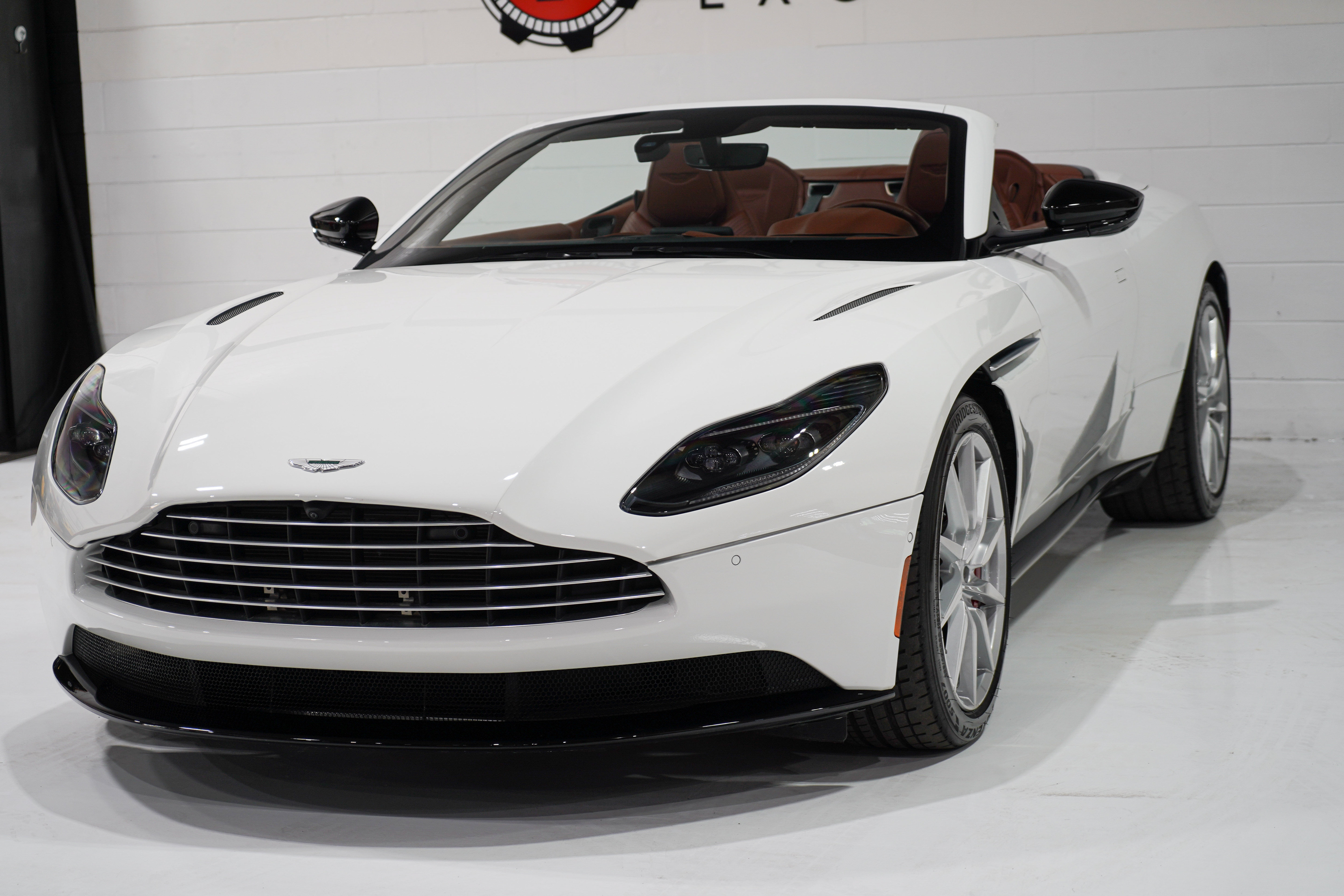 Used 2020 Aston Martin DB11 Volante RWD image 32