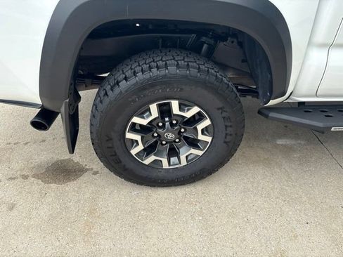 Used 2023 Toyota Tacoma TRD Off-Road w/ Black Out Package (TMS) AWD/4WD image 9