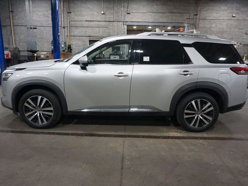 Used 2023 Nissan Pathfinder Platinum image 22