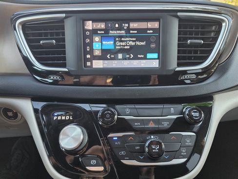 Used 2022 Chrysler Voyager LX image 23