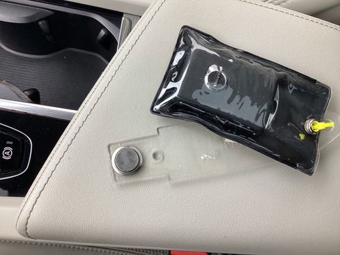 Certified 2023 Volvo XC60 B5 Ultimate w/ Climate Package image 38